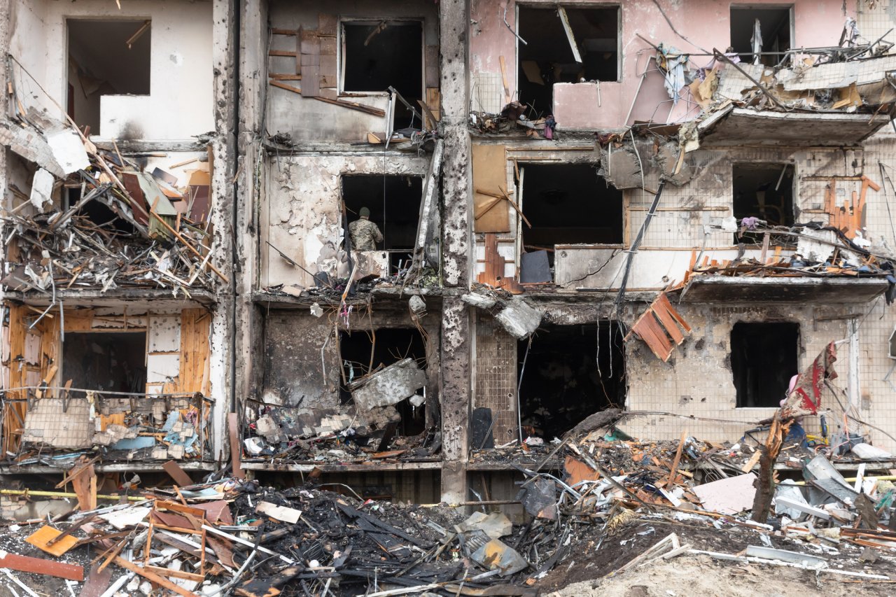 KIEW, UKRAINE - 25. Februar 2022: Krieg Russlands gegen die Ukraine. Blick auf ein ziviles Gebäude, das nach einem russischen Raketenangriff auf die Stadt Kiew beschädigt wurde, Ukraine — kostenloses redaktionelles Foto