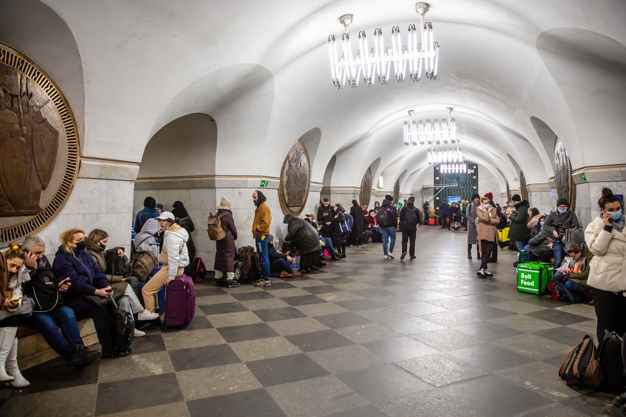 KIEW, UKRAINE - 24. Februar 2022: Krieg Russlands gegen die Ukraine. U-Bahn-Station dient bei Raketen- und Bombenanschlag als Unterschlupf für tausende Menschen — Foto von palinchak