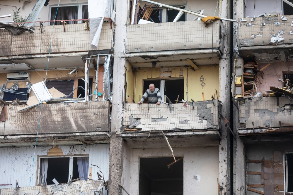 Blick auf ein ziviles Gebäude, das nach einem russischen Raketenangriff auf die Stadt Kiew beschädigt wurde, Ukraine — Foto von  Autor palinchak 