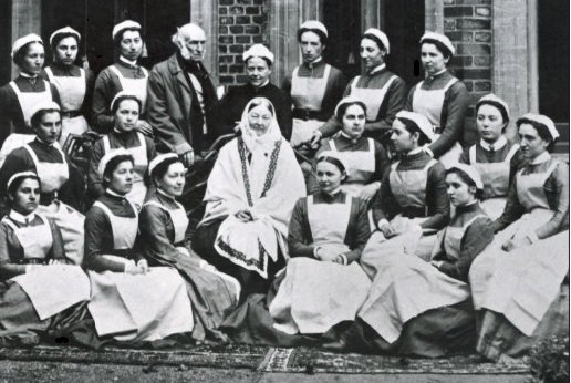 Florence Nightingale inmitten ihrer Krankenschwesternklasse am St. Thomas Hospital.