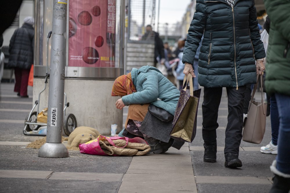 Von Armut und Obdachlosigkeit betroffene Menschen sind im Straßenbild von Wien immer wieder anzutreffen. Tobias Steinmaurer / picturedesk.com