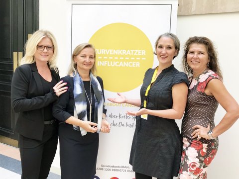 Monica Rintersbacher (Geschäftsführerin der Leitbetriebe Austria), Ulrike Rabmer-Koller (Vizepräsidentin WKO), Martina Hagspiel (Gründerin Kurvenkratzer–Influcancer) und Martina Denich-Kobula (Vorsitzende Frau in der Wirtschaft Wien) bei der Pressekonferenz Mitte September in Wien.