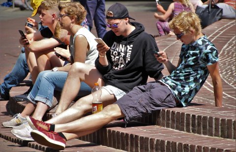 Jugendliche mit Handy 
