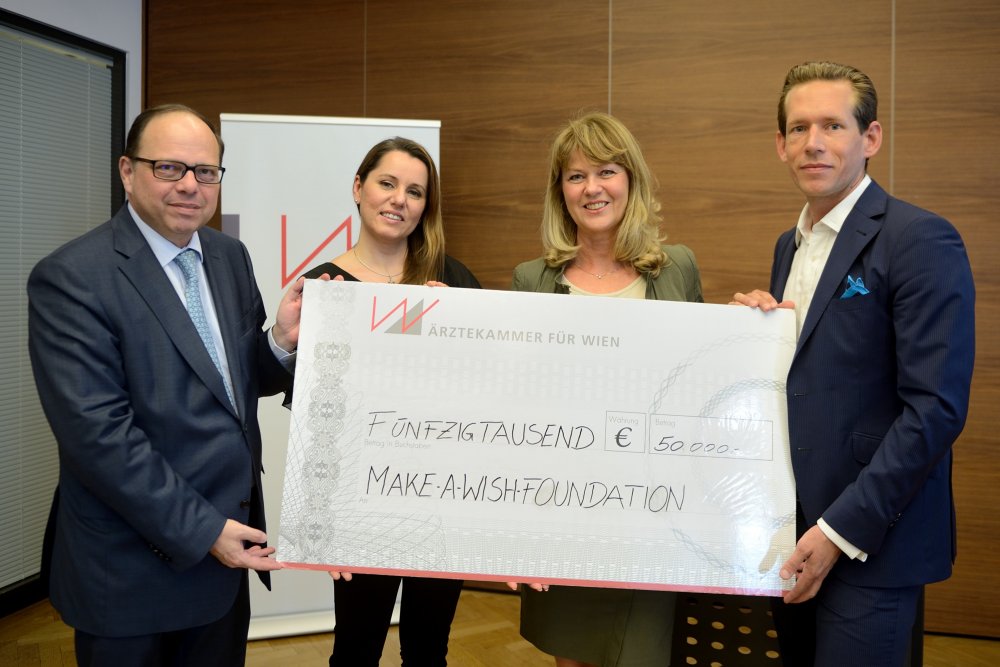 Ärztekammerpräsident Thomas Szekeres übergibt den Spendenscheck an Andrea Scholz und Eugen Schmidt von Make-A-Wish Foundation® Österreich.